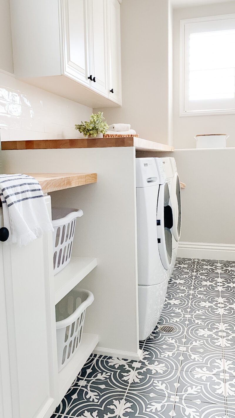 75 Laundry Room with Tile Countertops Ideas You'll Love - January