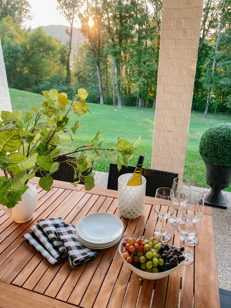 Convenient, Comfortable Alfresco Dining - FineGardening