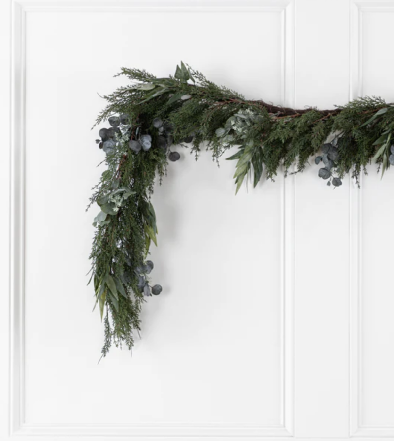 I found the best faux garland that looks very realistic 👏🏻🎄 what do