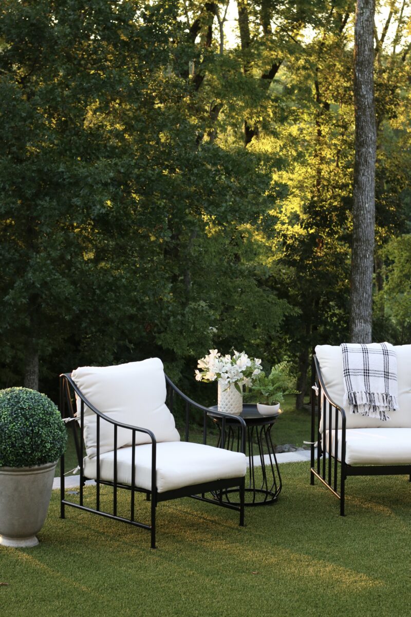 Back Porch Musings: ~A Black and White Table~